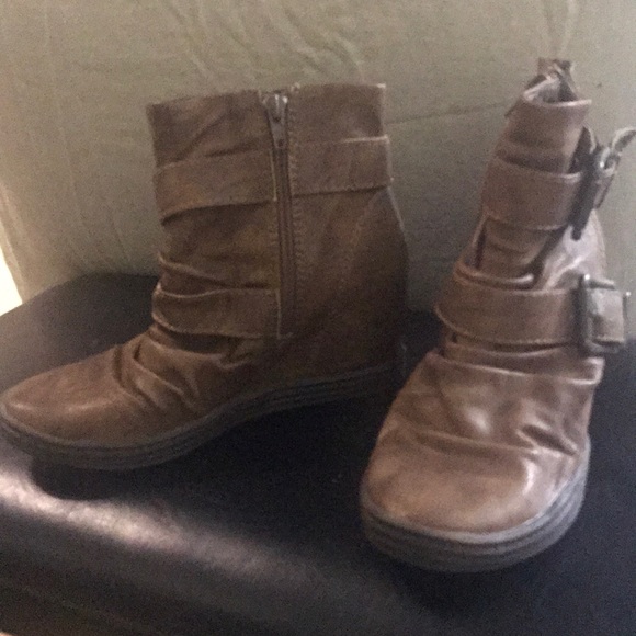 Boots - Picture 2 of 5